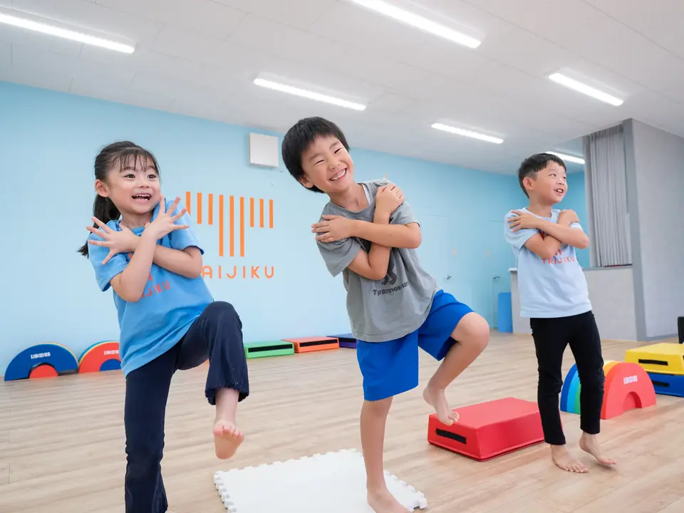 スタジオで大きく身体を伸ばす小学生たち