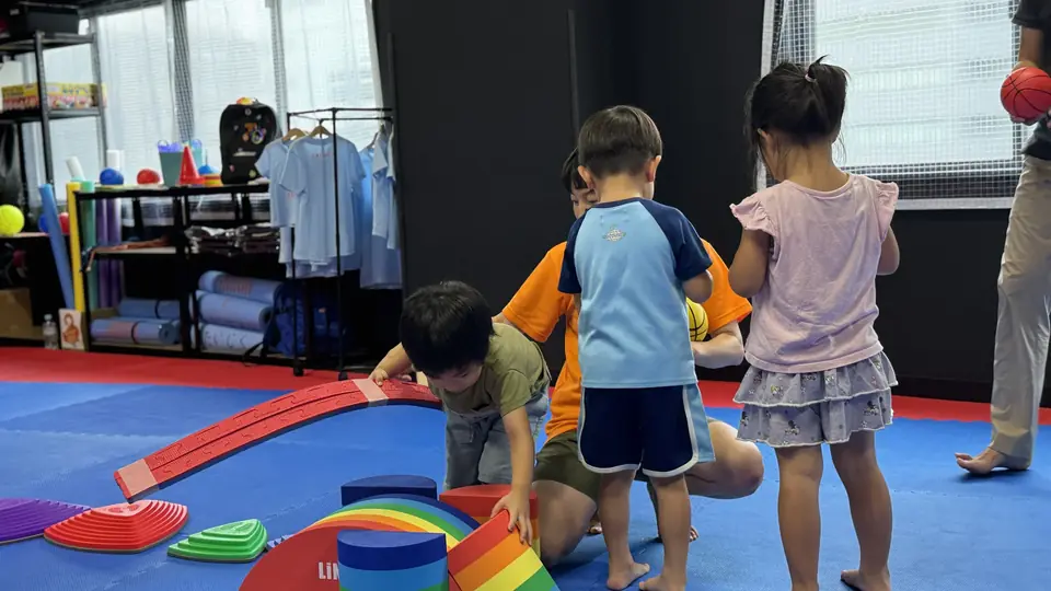 カラフルな遊具を自分たちで組み立てながら遊ぶ子どもたち