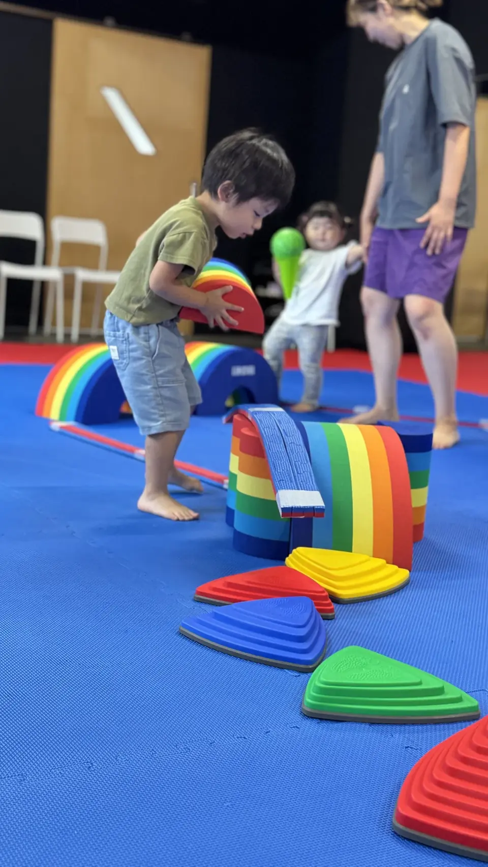 遊具を積み上げながら、うまくいく形を試している子ども