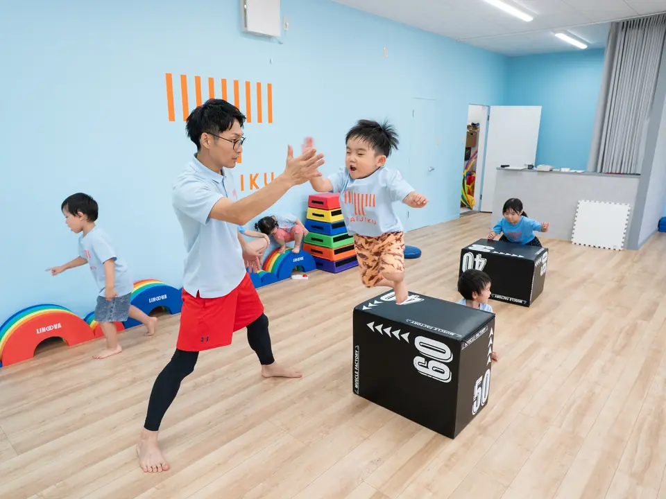 挑戦のあと、スタッフと一緒に喜ぶ子ども