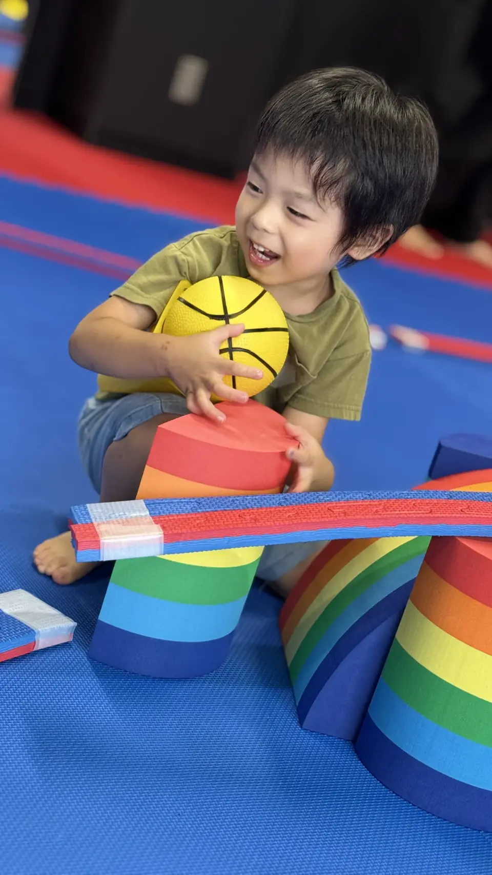 遊具を手に取りながら遊ぶ、幼児クラスの子ども