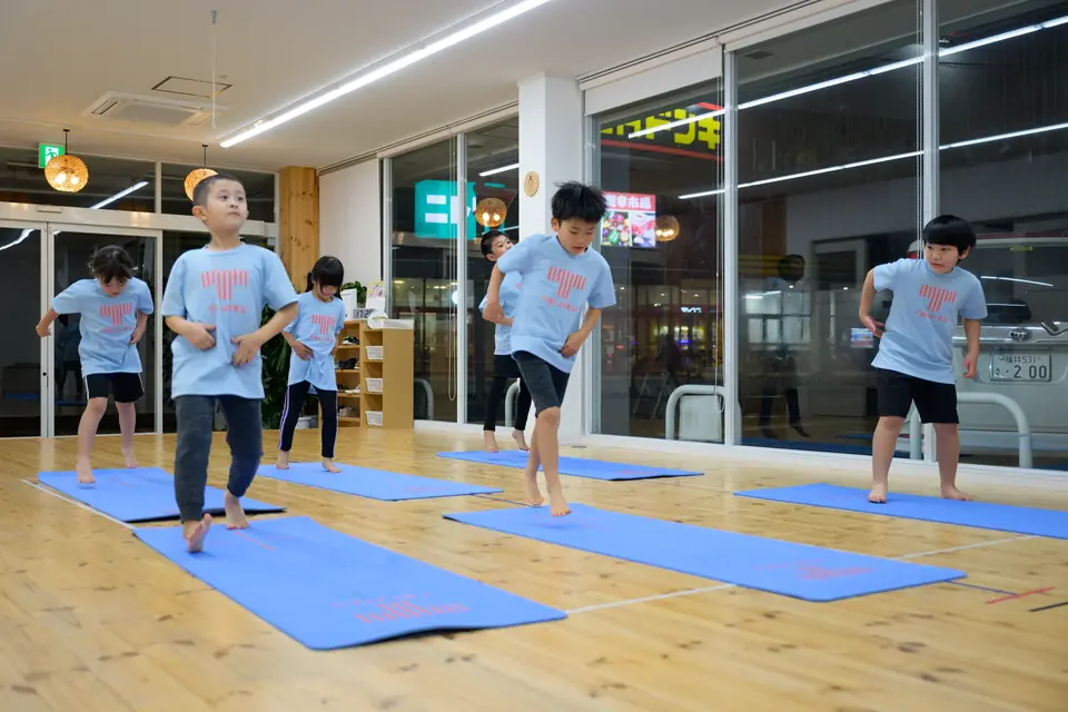 複数の小学生が同時に身体を動かすジュニアクラスの様子