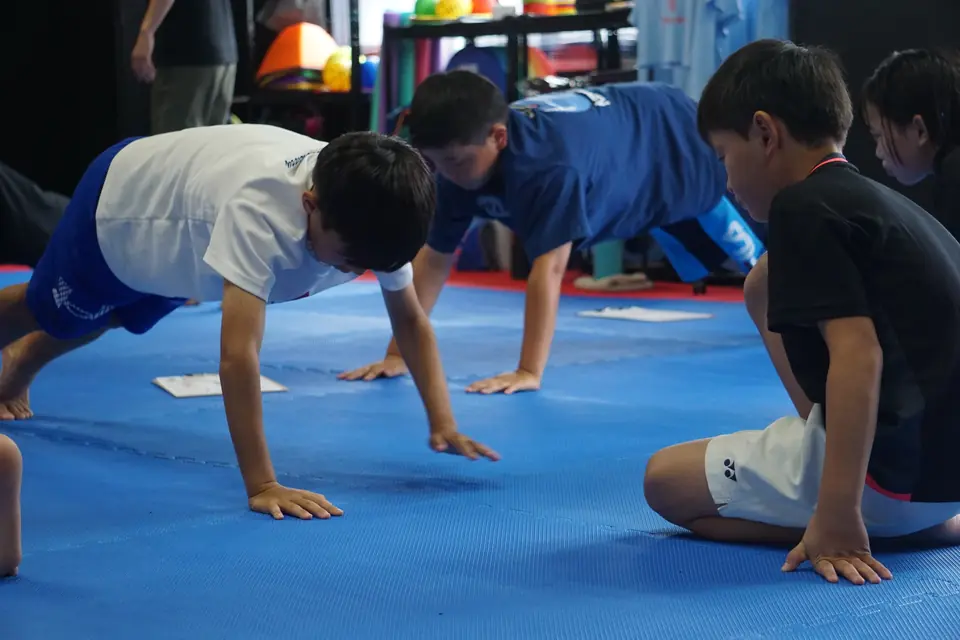 スポーツに取り組む高学年の子どもたちのトレーニングの様子