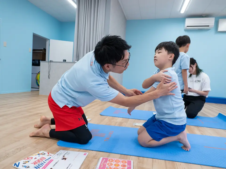 子どもの動きに寄り添いながら声をかけるスタッフ（指導イメージ）