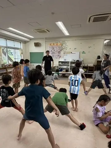 放課後キッズの教室で身体を動かす子どもたち
