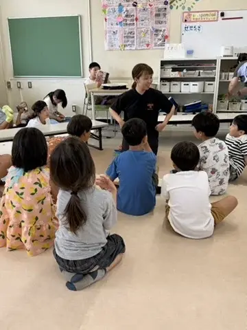放課後キッズで講師と子どもたちが集まっている様子
