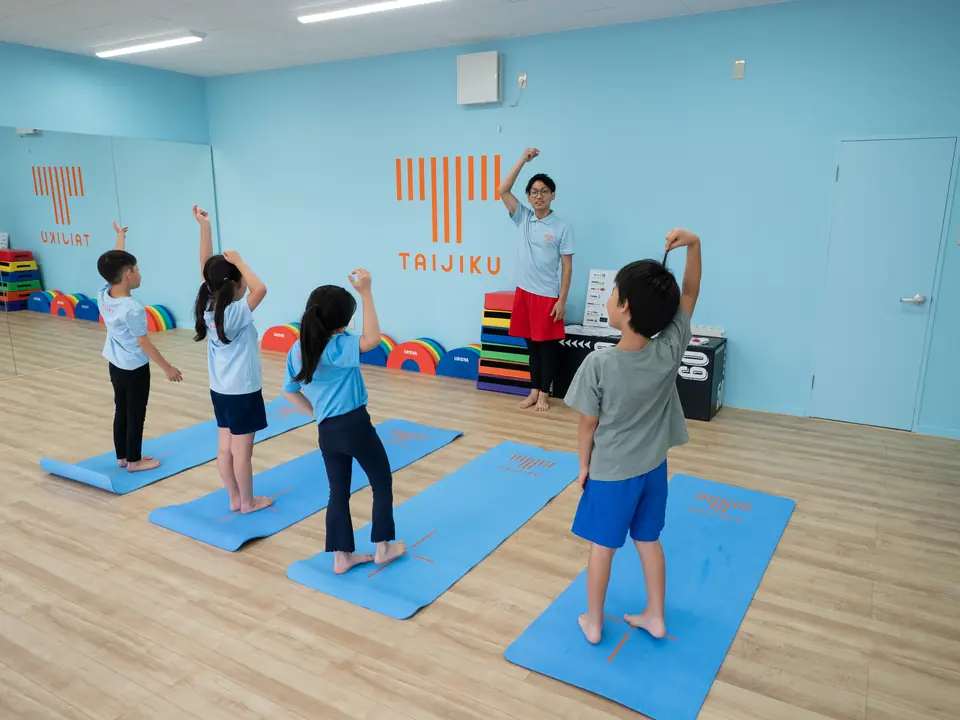 レッスンで身体を動かす子どもの様子