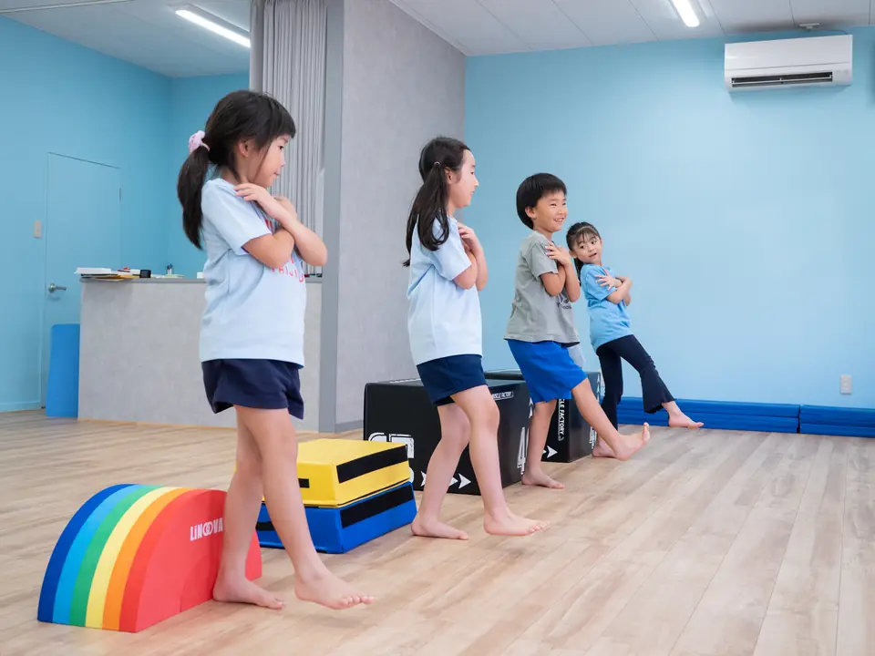 トレーナーと一緒に取り組む子どもの様子